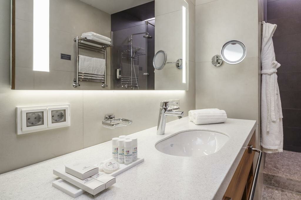 enchufe sobre la encimera del baño