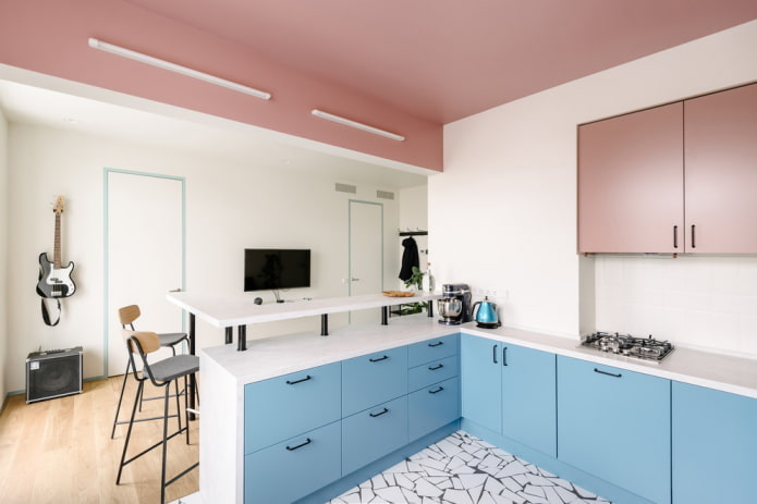 interior de cocina en tonos rosas y azules