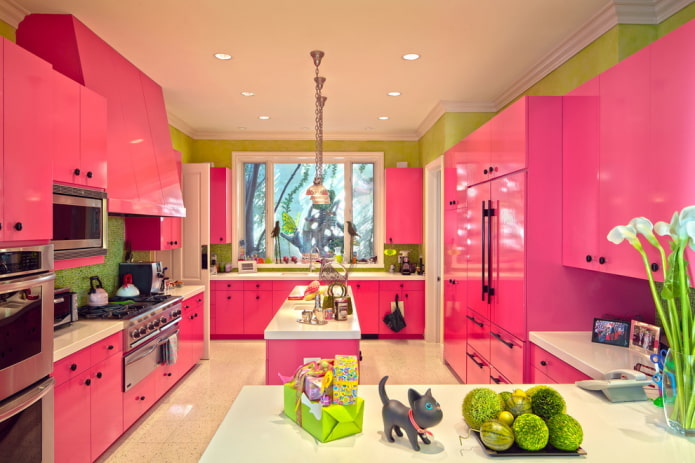 interior de cocina en tonos rosa y verde