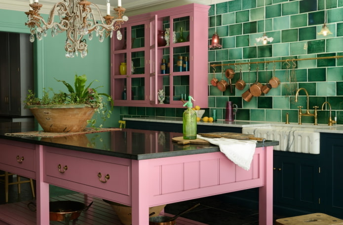 interior de cocina en tonos rosa y verde