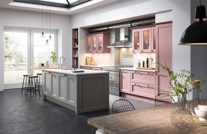 Conjunto de muebles rosa con una isla gris