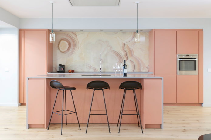 Interior de cocina en tonos beige y rosa
