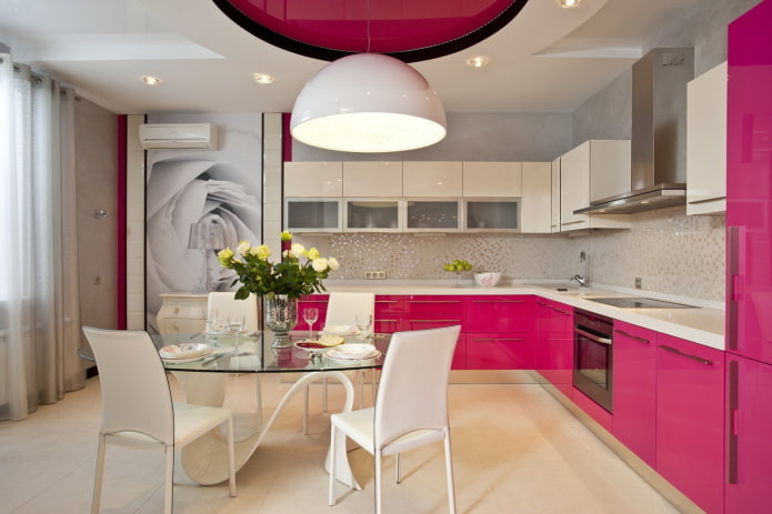Interior de cocina en tonos blancos y rosas