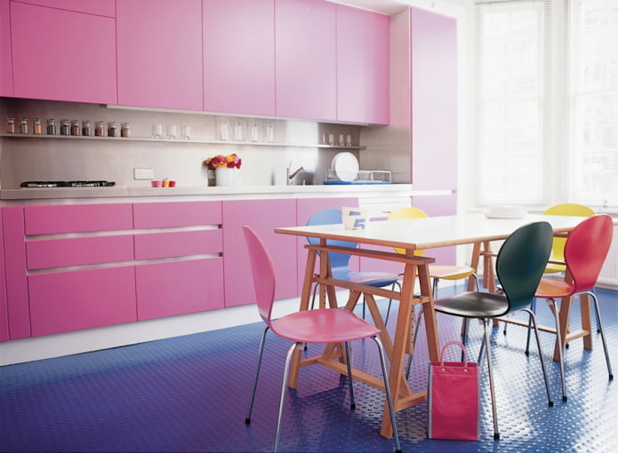 Decoración de cocina en tonos rosados