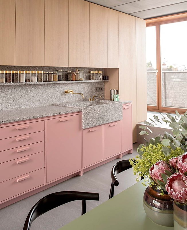 Interior de cocina en tonos rosas