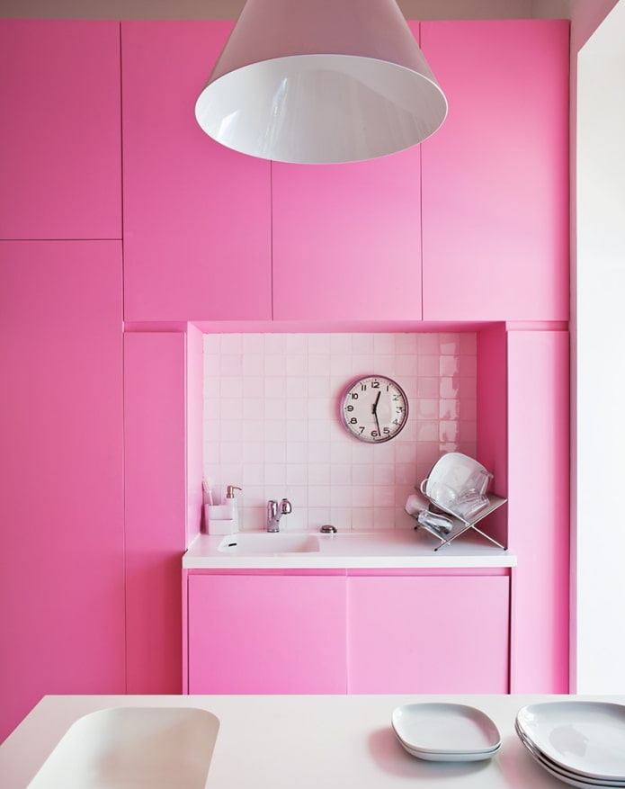 Interior de cocina en tonos rosas