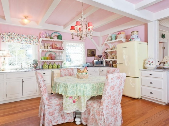Interior de cocina rosa en estilo shabby chic