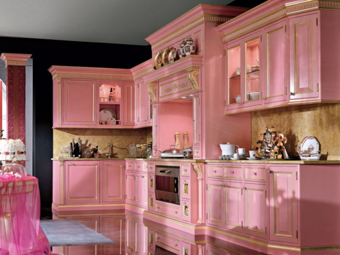 Interior de cocina rosa en estilo clásico