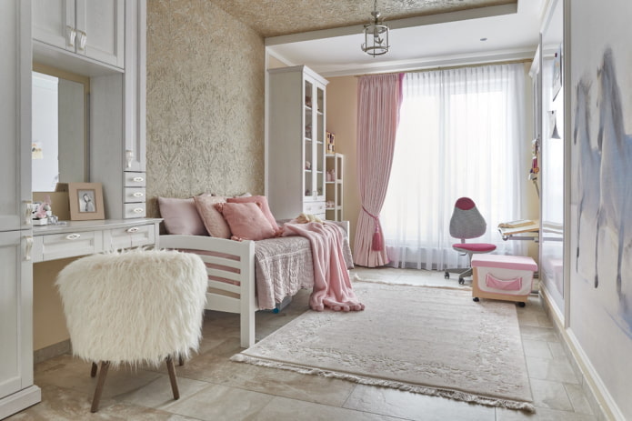 Interior de dormitorio en tonos rosa y beige
