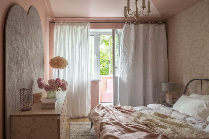 Interior de dormitorio en tonos rosa y beige