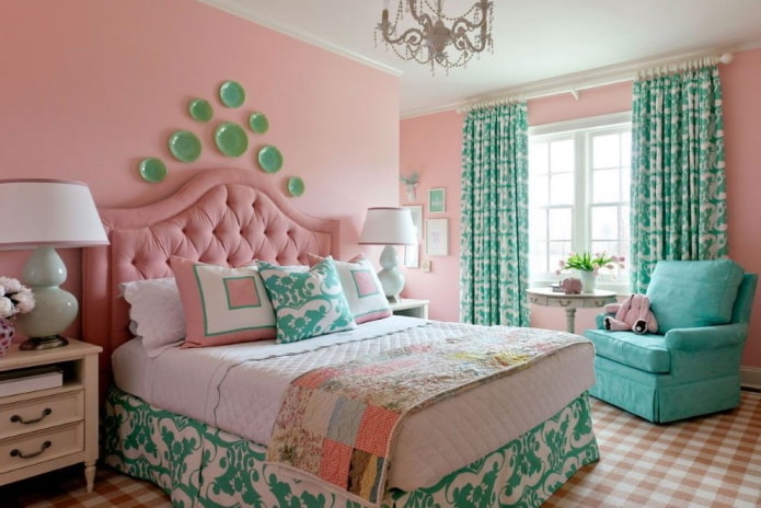 interior de dormitorio en tonos rosa y turquesa