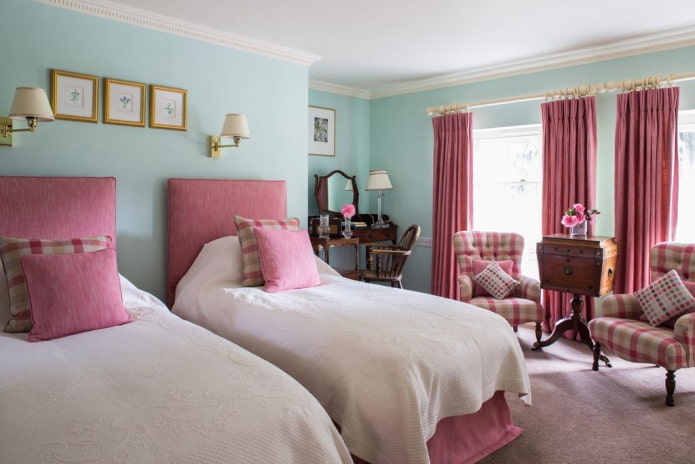 Interior de dormitorio en tonos rosa y azul