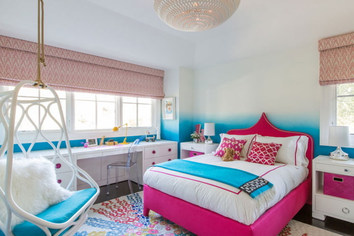 Interior de dormitorio en tonos rosa y azul