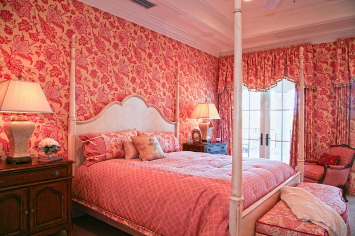 Interior de dormitorio en tonos rosa y rojo