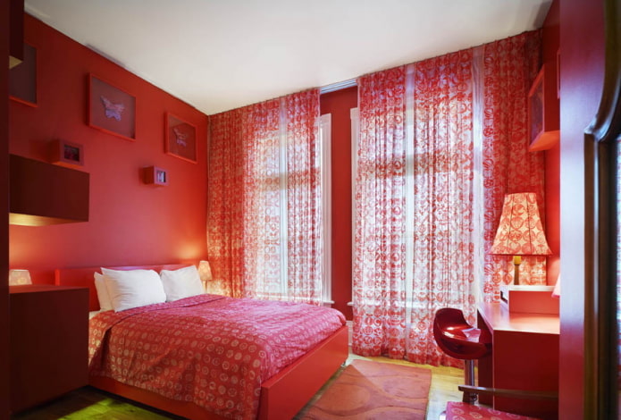 Interior de dormitorio en tonos rosa y rojo