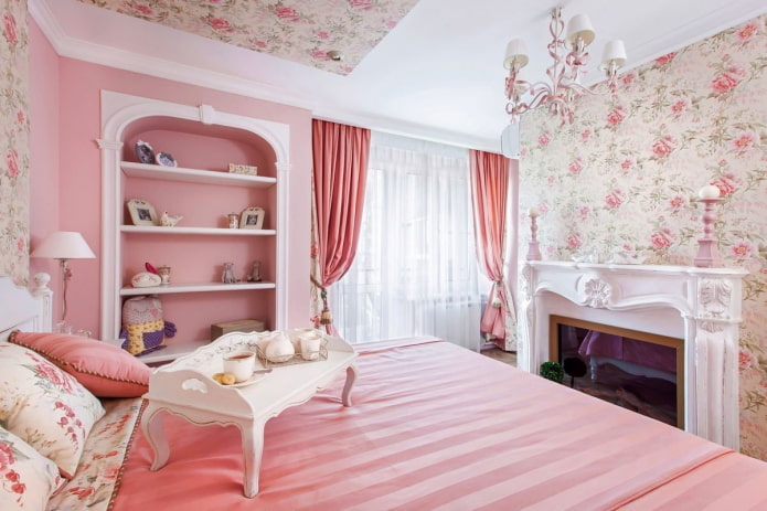 Interior de un dormitorio blanco y rosa