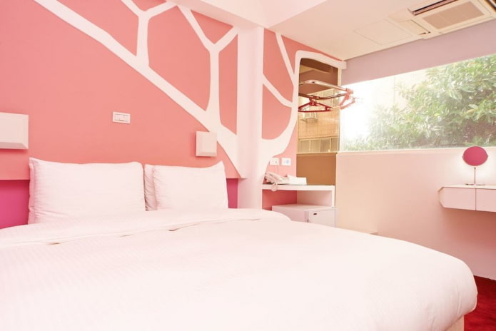 Interior de un dormitorio blanco y rosa