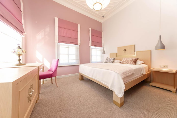 Interior de dormitorio en tonos rosa y beige