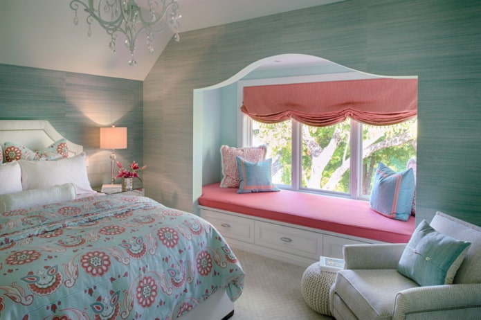 Interior de dormitorio en tonos rosa y menta
