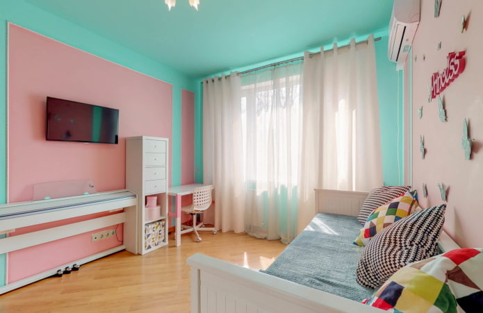 Interior de dormitorio en tonos rosa y menta