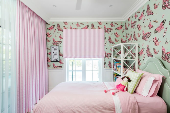 Interior de dormitorio en tonos rosa y menta