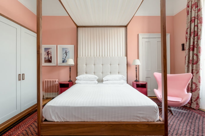 muebles en el interior del dormitorio en tonos rosas