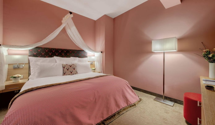 Iluminación en el interior del dormitorio en tonos rosas