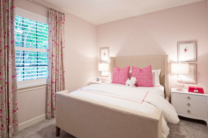 Iluminación del dormitorio en tonos rosados