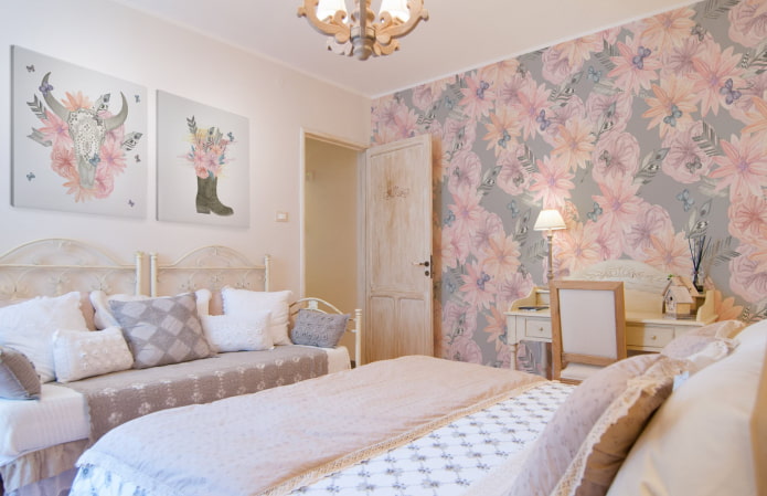 papel pintado gris y rosa en el dormitorio