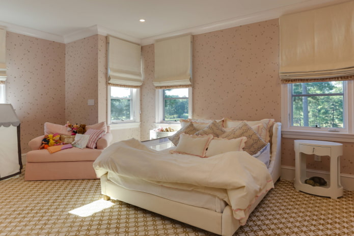 papel pintado rosa y cortinas beige