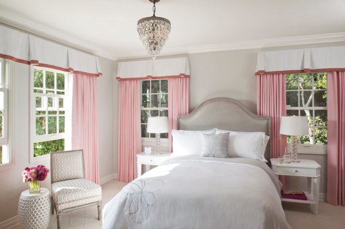 cortinas rosa claro en el dormitorio