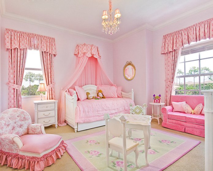 cortinas rosas en la habitación infantil