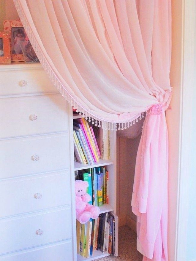 cortinas rosas en la habitación infantil