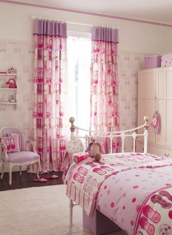 cortinas rosas en la habitación infantil