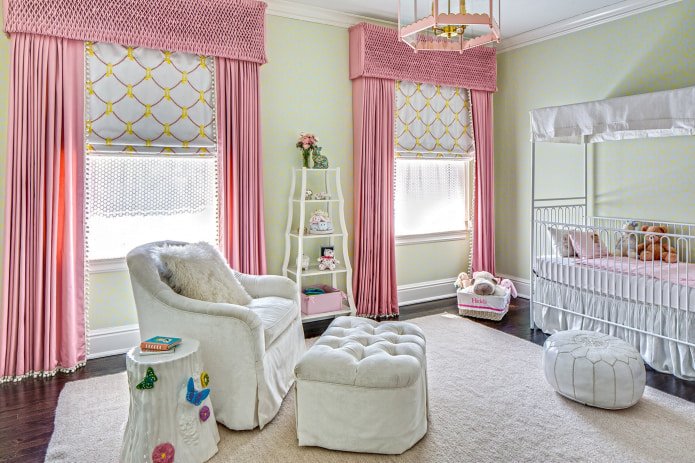 Cortinas blancas y rosas en la habitación infantil