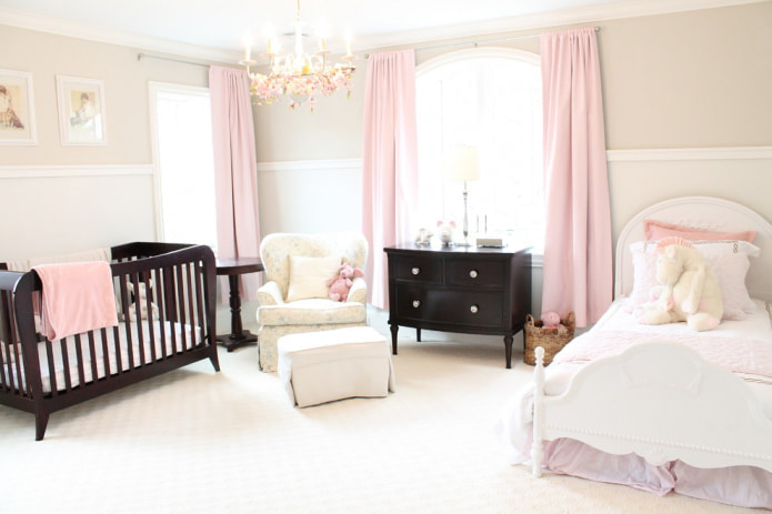 cortinas empolvadas en la habitación infantil