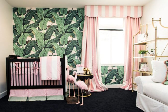 cortinas de rayas rosas en la habitación infantil