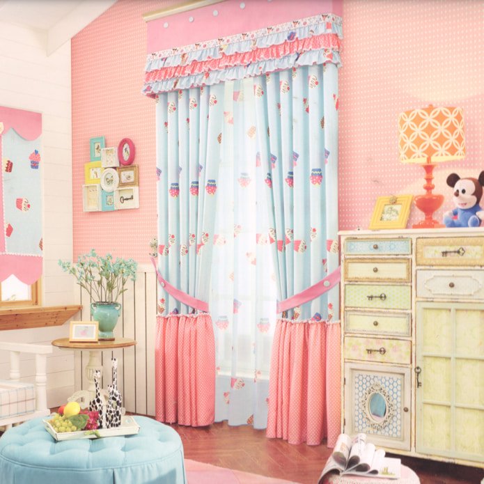 cortinas rosas y azules en la habitación de un niño