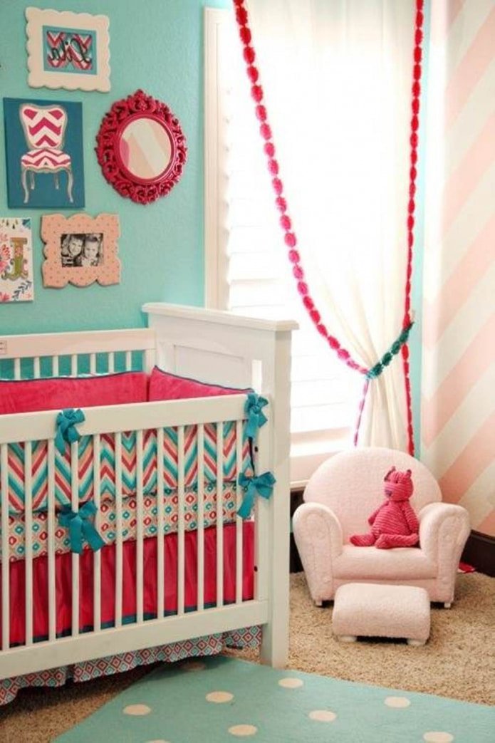 Cortinas rosas y turquesas en la habitación infantil