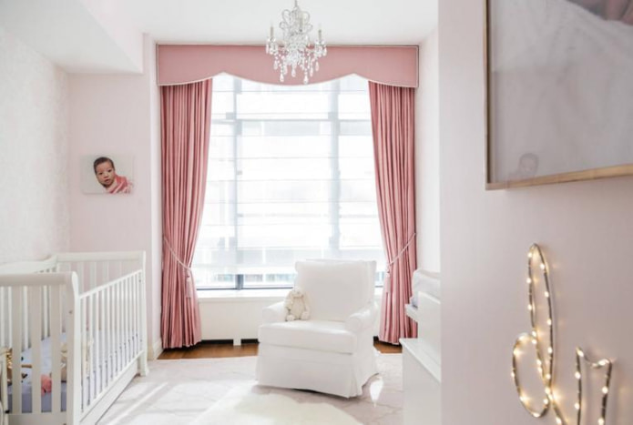 cortinas rosa empolvado en una habitación infantil