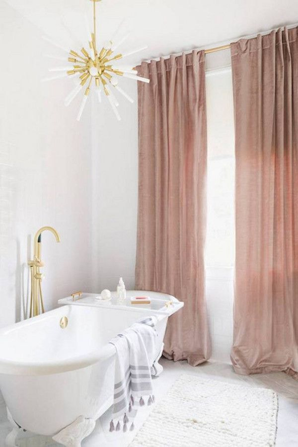Cortinas rosa polvoriento en un baño