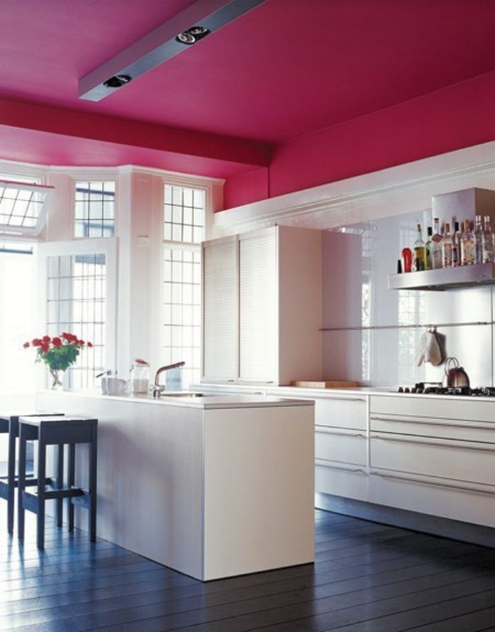 revestimiento de techo rosa en la cocina