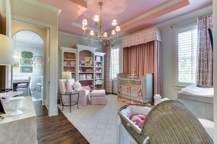 Revestimiento de techo rosa en la habitación infantil