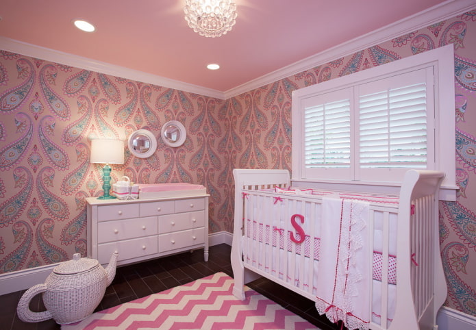 Revestimiento de techo rosa en la habitación infantil