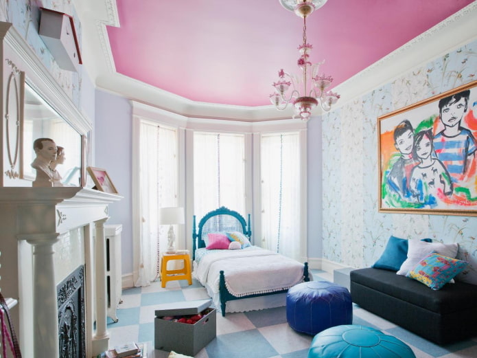Revestimiento de techo rosa en la habitación infantil