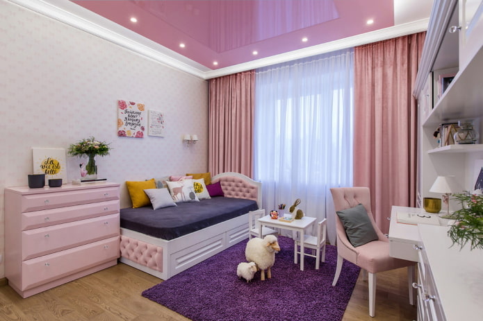 Techo tensado rosa en la habitación infantil