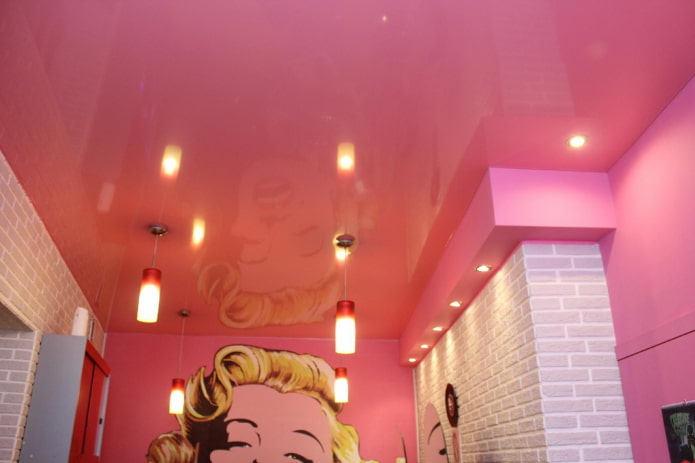 Diseño de techo rosa con lámparas