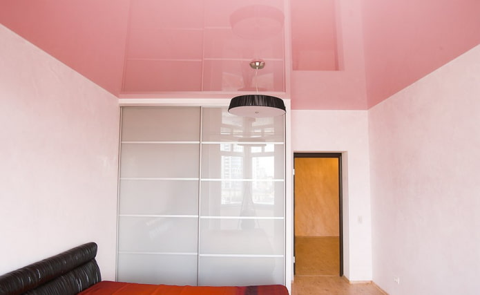 techo tensado rosa en el interior