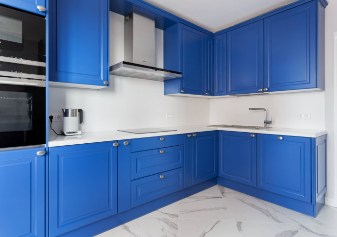 cocina azul con herrajes plateados