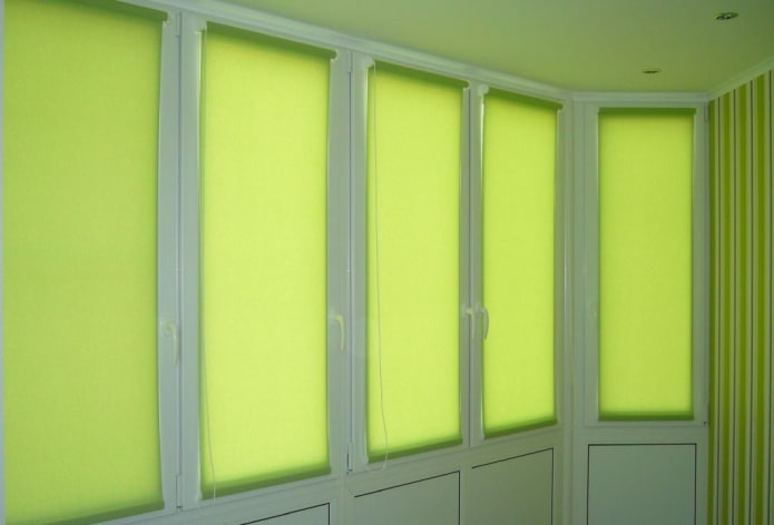 persianas enrollables verdes en la logia